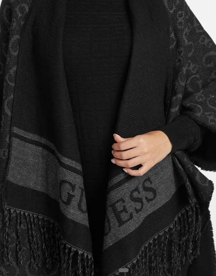 تفاصيل بونشو Guess الأسود وكتابة الماركة