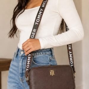 شنطة Tommy Hilfiger حريمي كروس بني بحزام عريض عليه اسم الماركة