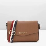 شنطة Tommy Hilfiger حريمي كروس عسلي بغطا وحزام مقلّم