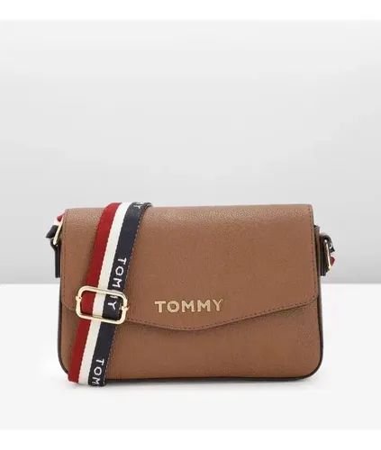 شنطة Tommy Hilfiger حريمي كروس عسلي بغطا وحزام مقلّم