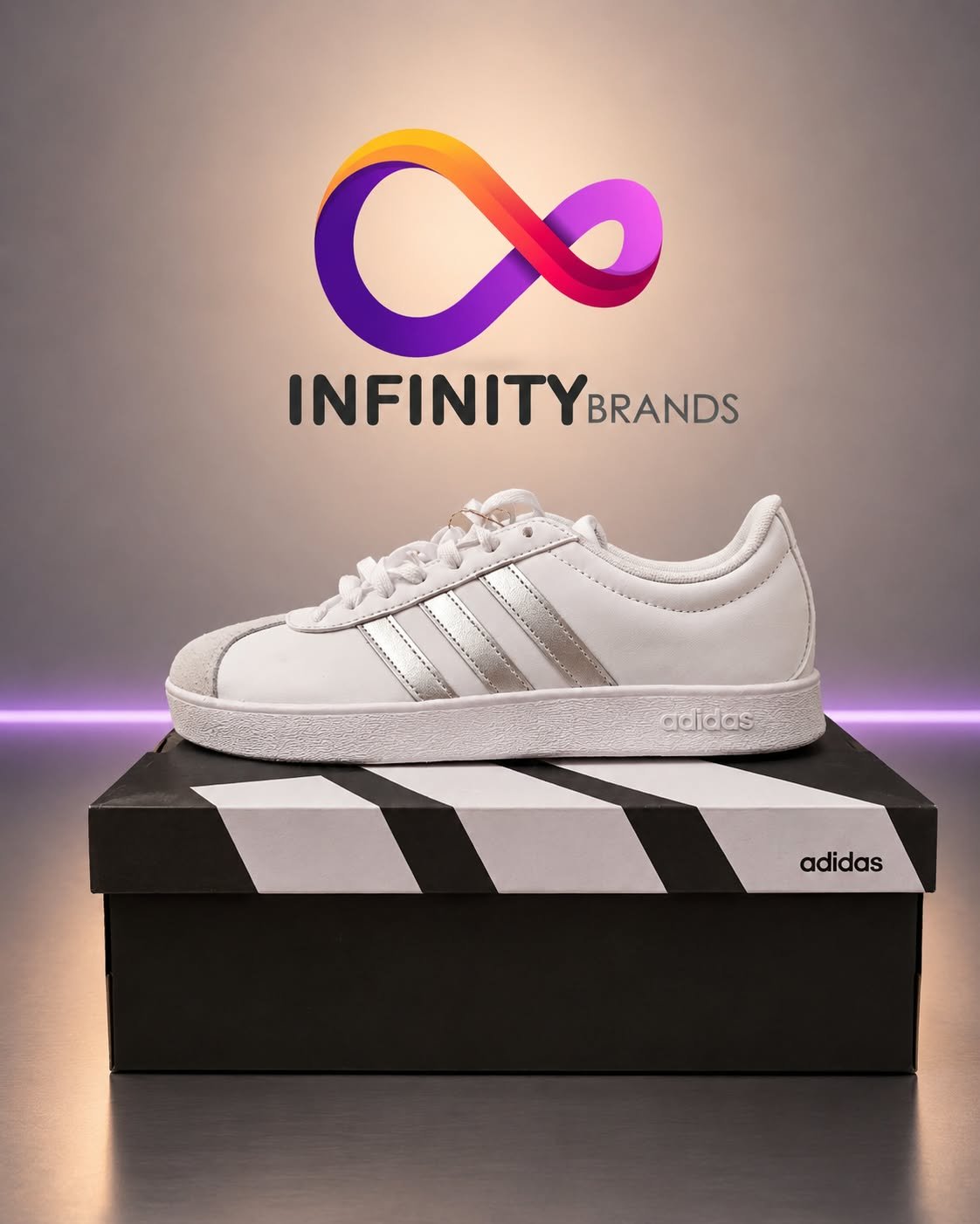 حذاء Adidas حريمي أبيض بخطوط فضي مقاس 38