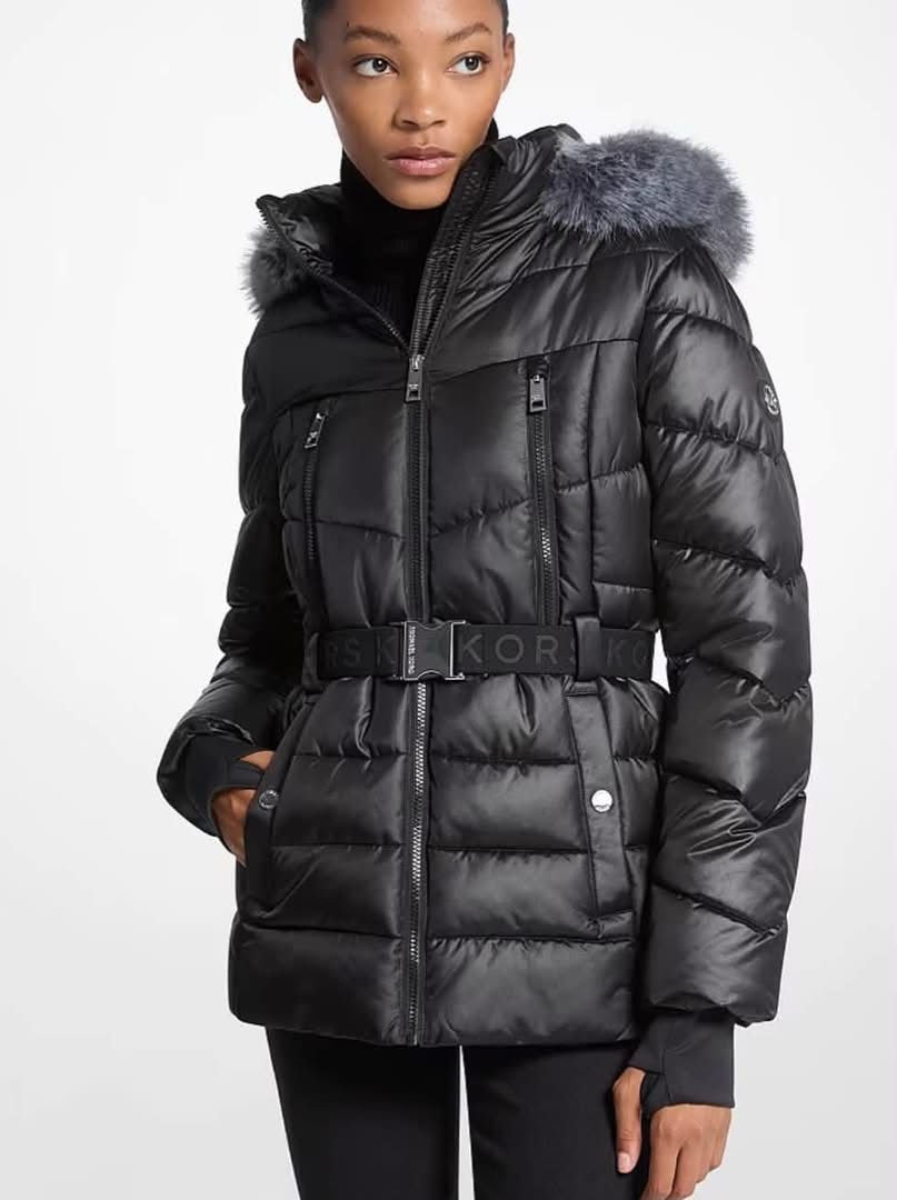 michael-kors-women-black-belted-puffer-jacket-fur-hood-xl جاكيت بافر Michael Kors حريمي أسود بكابيشون فرو وحزام KORS مقاس XL