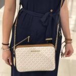 شنطة Michael Kors حريمي كروس كريمي بمونوجرام MK وسلسلة دهبي
