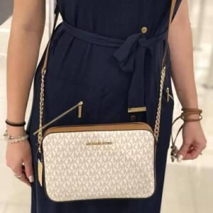 شنطة Michael Kors حريمي كروس كريمي بمونوجرام MK وسلسلة دهبي