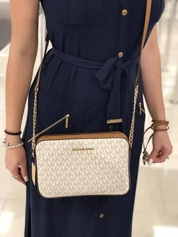 شنطة Michael Kors حريمي كروس كريمي بمونوجرام MK وسلسلة دهبي