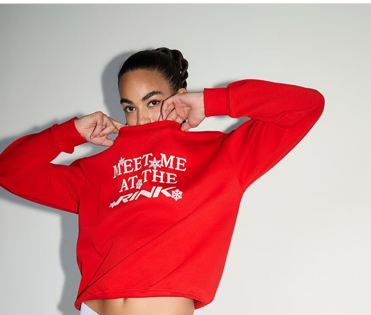 pink-women-red-sweatshirt-worn سويت شيرت PINK حريمي أحمر على موديل