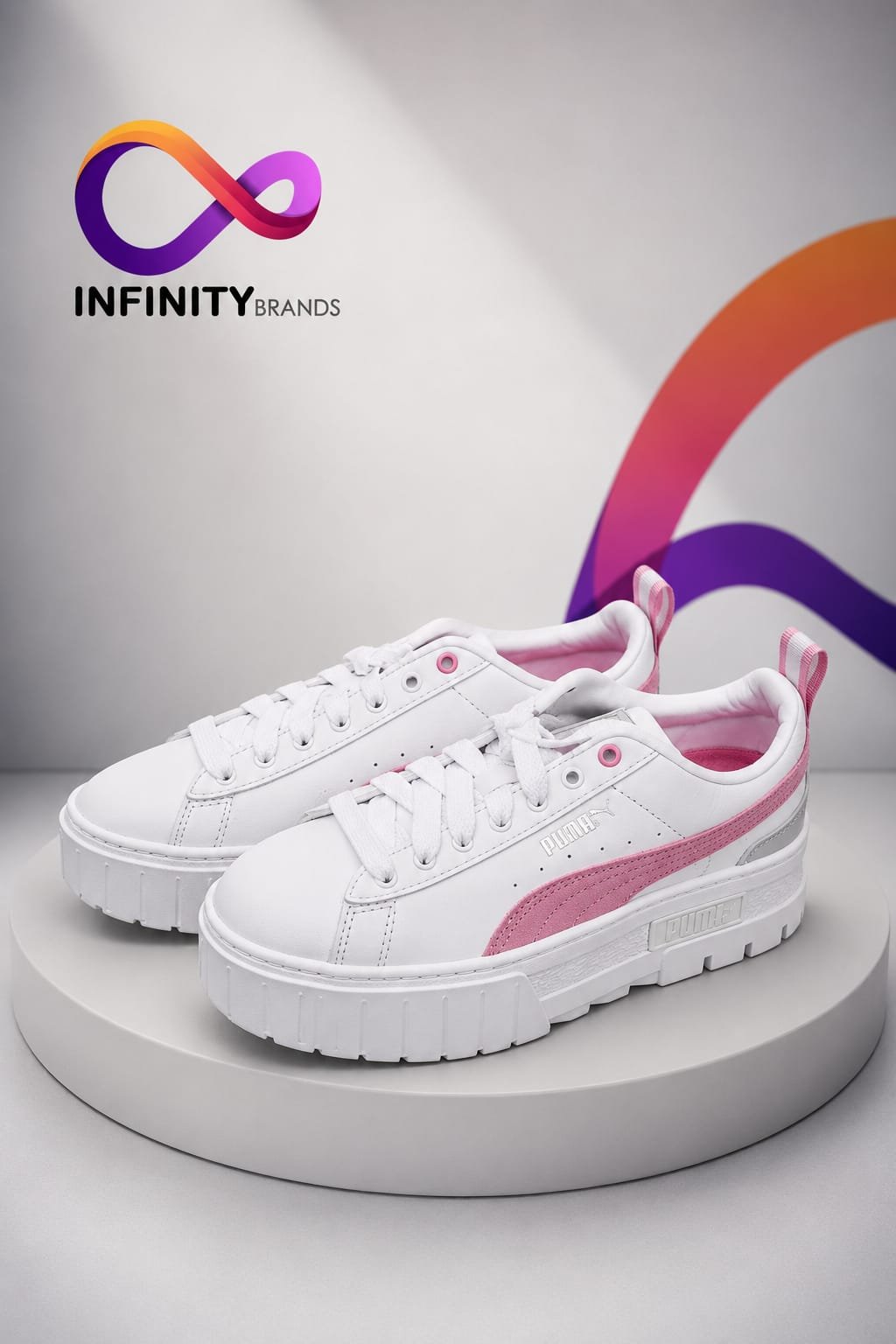 حذاء Puma حريمي أبيض وبينك حذاء Puma حريمي أبيض بلمسات بينك بنعل عالي مقاس 38