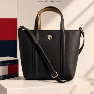 شنطة Tommy Hilfiger حريمي سوداء توت صغيرة بحزام كروس