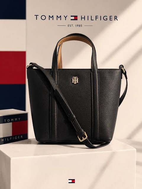 tommy-hilfiger-women-black-mini-tote شنطة Tommy Hilfiger حريمي سوداء توت صغيرة بحزام كروس