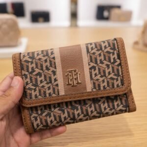 محفظة Tommy Hilfiger حريمي بني بمونوجرام TH