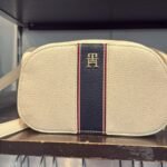 شنطة Tommy Hilfiger حريمي كروس أوف وايت بشريط كحلي