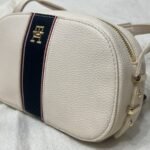 شنطة Tommy Hilfiger أوف وايت من الجنب