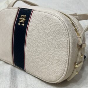 شنطة Tommy Hilfiger أوف وايت من الجنب