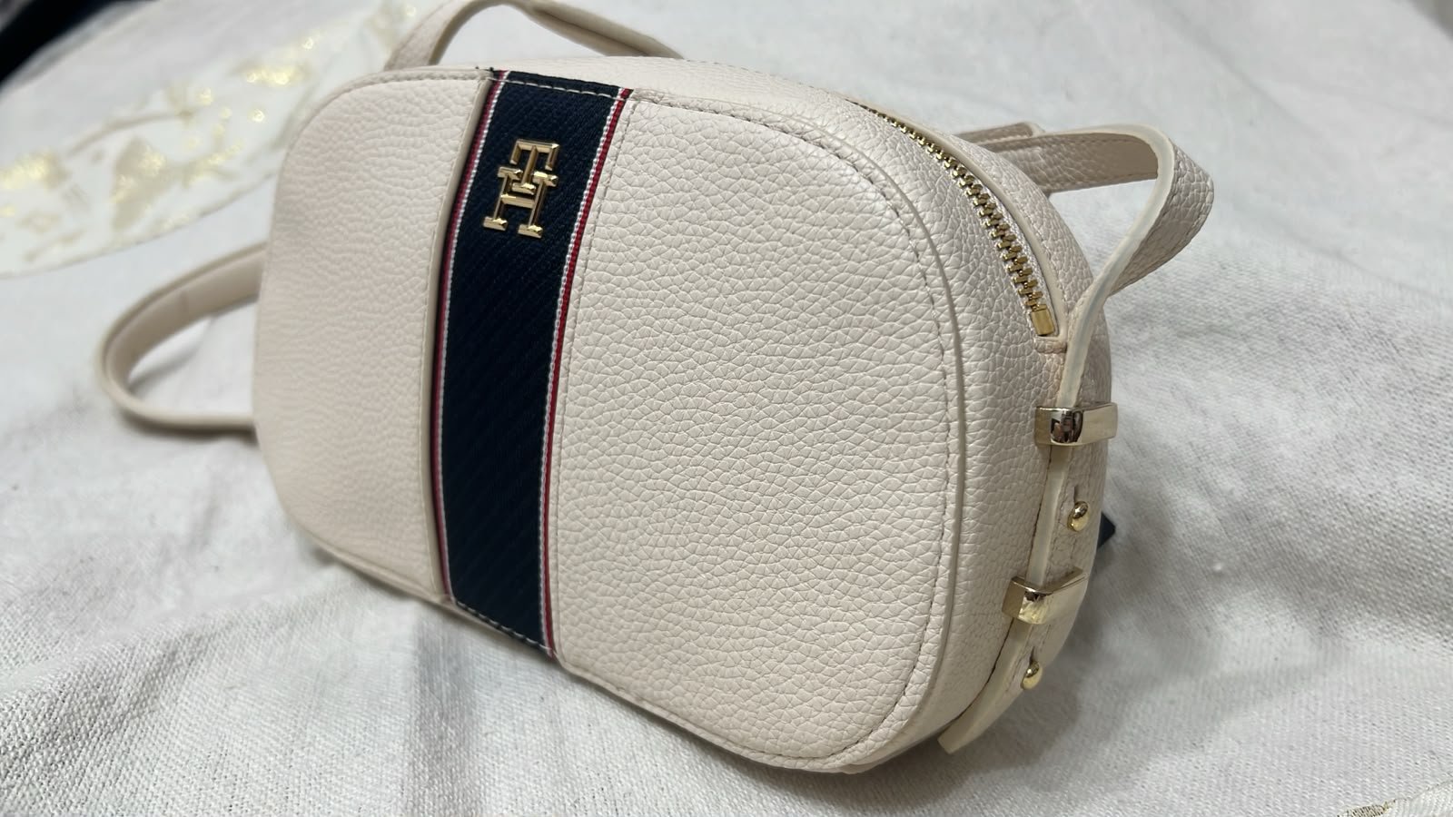 شنطة Tommy Hilfiger أوف وايت من الجنب