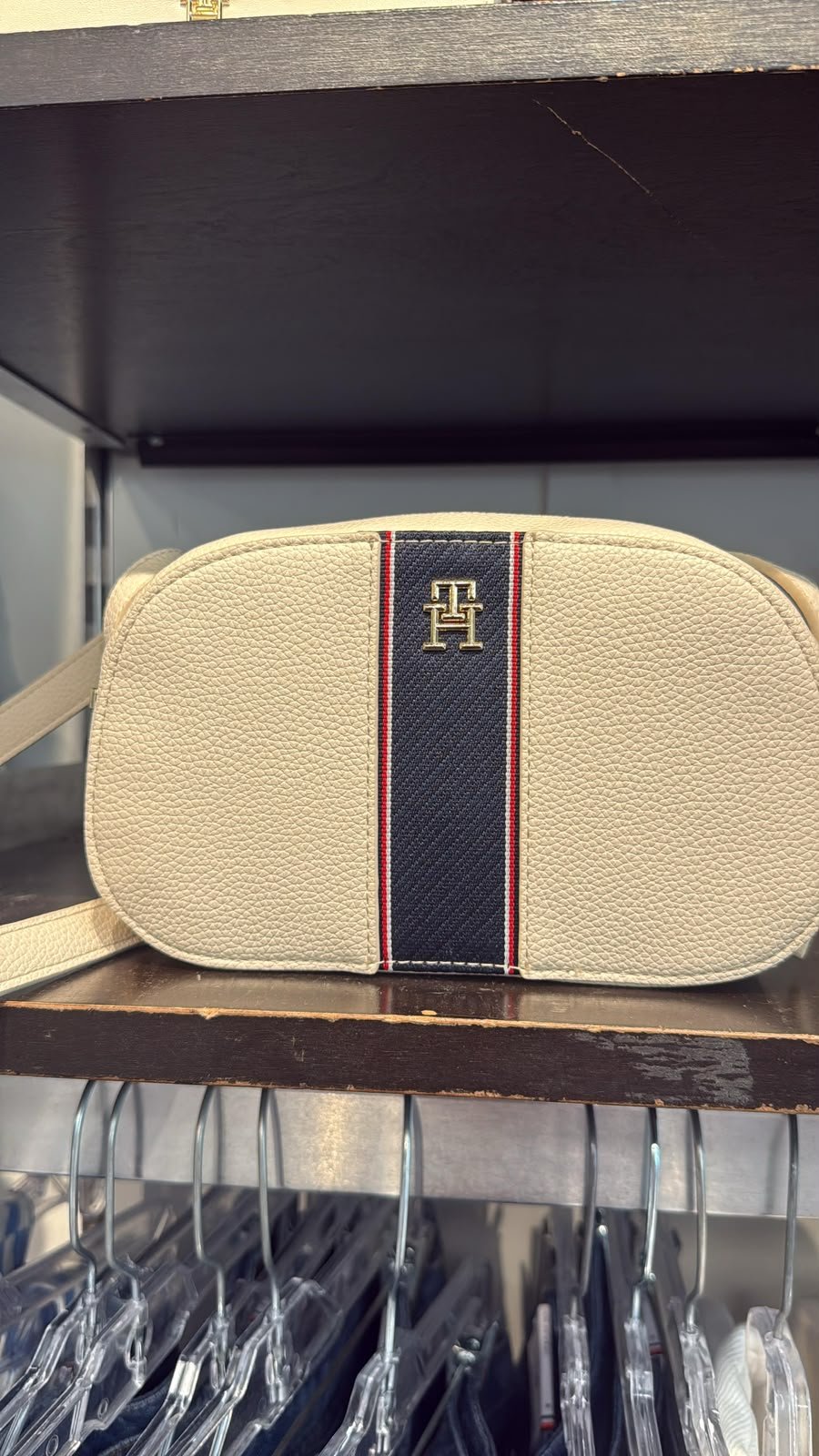 شنطة Tommy Hilfiger حريمي كروس أوف وايت بشريط كحلي