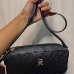 شنطة Tommy Hilfiger حريمي كروس سوداء بمونوجرام بارز