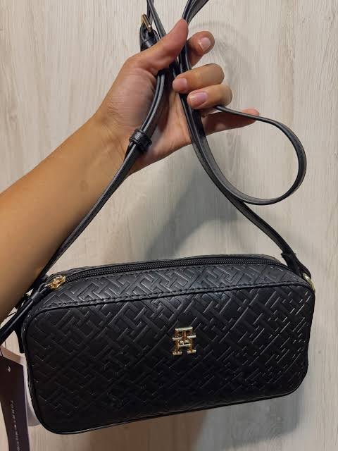 tommy-hilfiger-women-embossed-camera-bag-black شنطة Tommy Hilfiger حريمي كروس سوداء بمونوجرام بارز