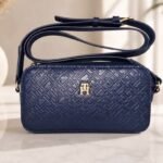 شنطة Tommy Hilfiger حريمي كروس كحلي بمونوجرام بارز