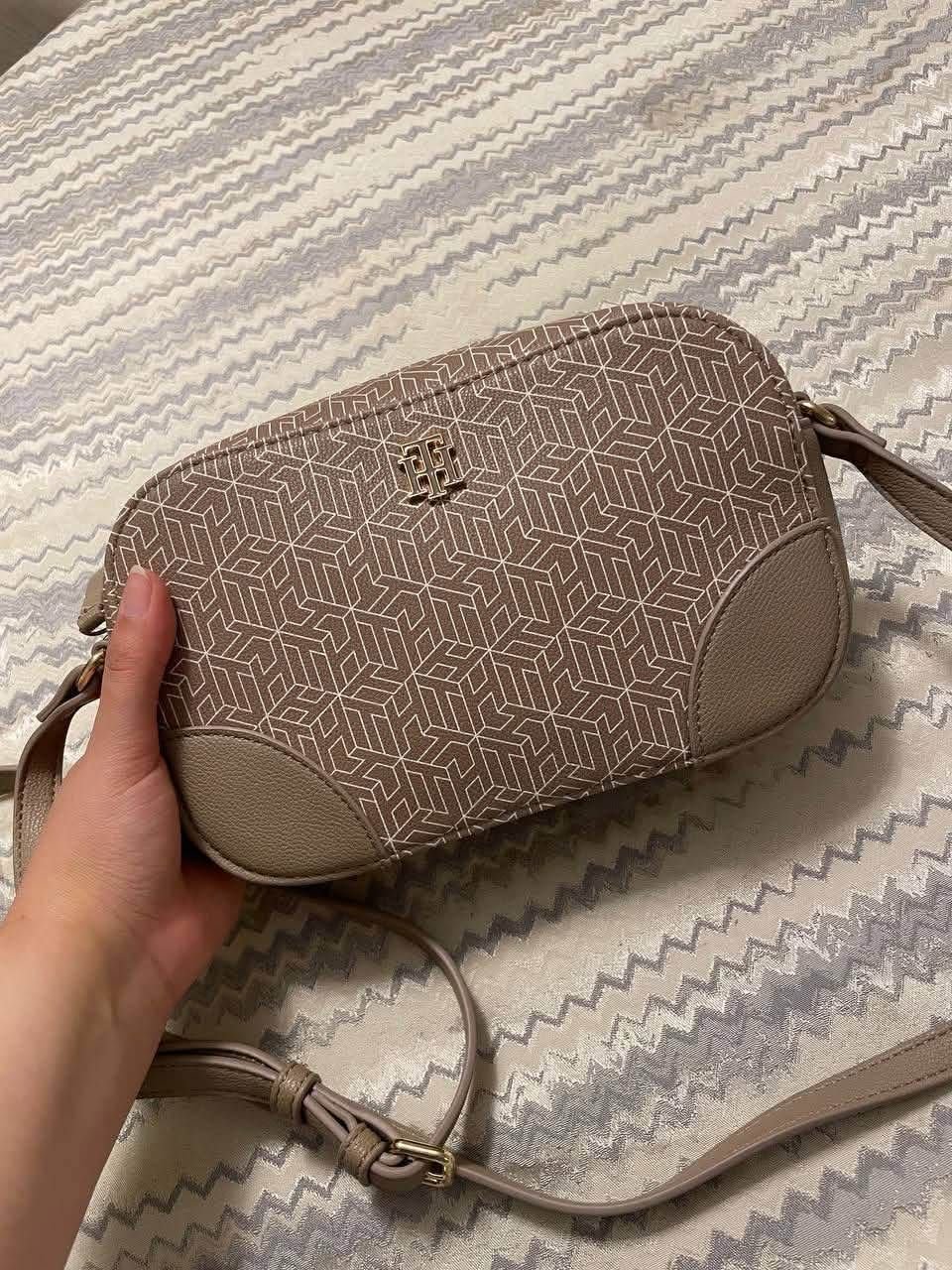 tommy-hilfiger-women-taupe-monogram-crossbody-2 شنطة Tommy Hilfiger حريمي كروس بيج – صورة حقيقية
